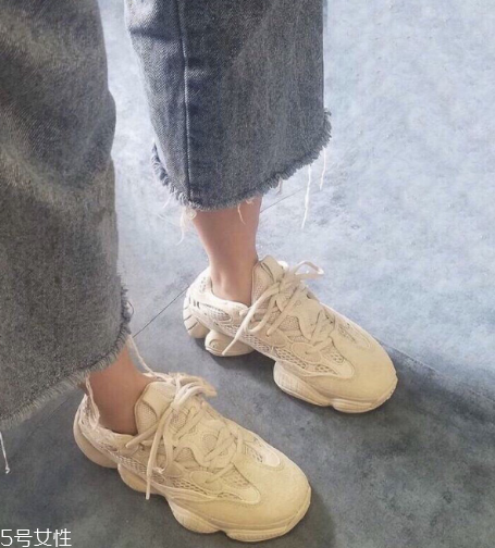 yeezy 500偏碼嗎？yeezy 500鞋碼標(biāo)準(zhǔn)嗎