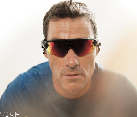 oakley眼鏡真假辨別 歐克利眼鏡怎么辨別真假？