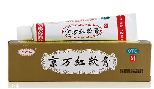 京萬(wàn)紅軟膏的用途 京萬(wàn)紅軟膏治什么?。?></p><h3>燙傷小知識(shí)</h3><p>由于低溫燙傷常發(fā)生在人體下肢。一般情況下，皮膚與低溫?zé)嵩炊虝r(shí)間接觸，僅造成真皮淺層的水皰型燙傷，但如果低溫?zé)嵩闯掷m(xù)作用，就會(huì)逐漸發(fā)展為真皮深層及皮下各層組織燙傷。低溫燙傷和高溫引起的燙傷不同，創(chuàng)面疼痛感不十分明顯，僅在皮膚上出現(xiàn)紅腫、水皰、脫皮或者發(fā)白的現(xiàn)象，面積也不大，燙傷皮膚表面看上去燙傷不太嚴(yán)重，但創(chuàng)面深嚴(yán)重者甚至?xí)斐缮畈拷M織壞死，如果處理不當(dāng)，嚴(yán)重會(huì)發(fā)生潰爛，長(zhǎng)時(shí)間都無(wú)法愈合。燙傷的嚴(yán)重程度主要根據(jù)燙傷的部位、面積大小和燙傷的深淺度來(lái)判斷。燙傷在頭面部，或雖不在頭面部，但燙傷面積大、深度深的，都屬于嚴(yán)重者。</p><p style=