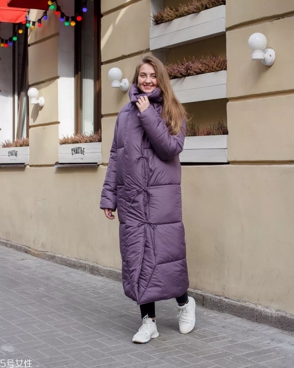 女生羽絨服怎么搭配好看 羽絨服搭配技巧