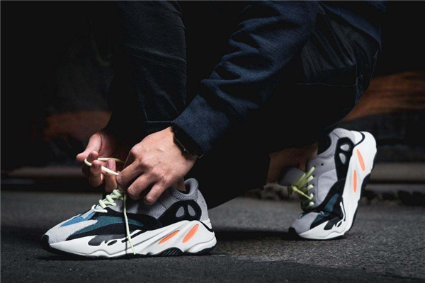 yeezy 700腳感很硬嗎 新鞋有一點硬