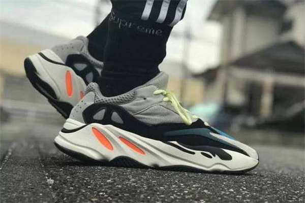 yeezy 700腳感很硬嗎 新鞋有一點硬