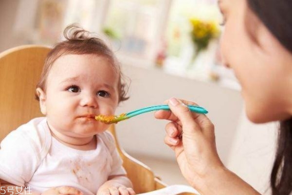 寶寶肚子鼓鼓的怎么回事 預防寶寶肚子脹氣的小方法