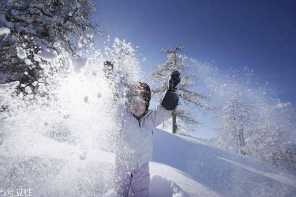 冬季兒童在玩雪的時(shí)候需要注意的事項(xiàng)