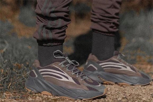 yeezy 700 v2偏碼嗎 椰子700v2鞋碼選擇攻略