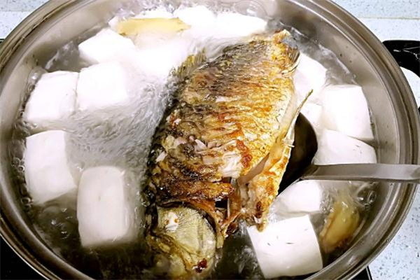 鯽魚(yú)豆腐湯用什么豆腐 鯽魚(yú)豆腐湯豆腐要煎嗎