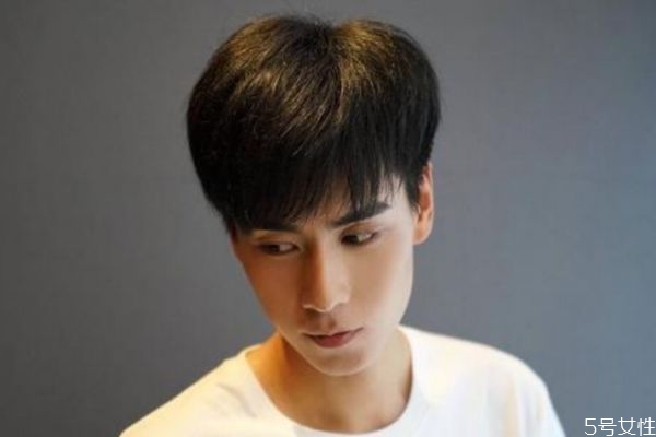 夏季最適合男生的發(fā)型 夏季男生都適合什么發(fā)型