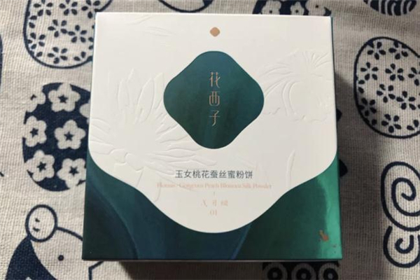 花西子蠶絲蜜粉餅和散粉哪個(gè)好用 花西子粉餅怎么取粉