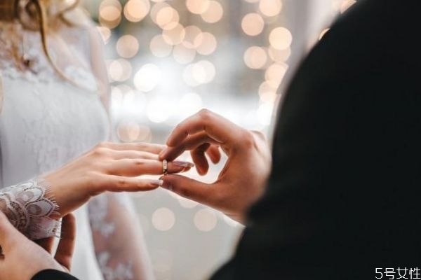 判斷一個(gè)男人愛不愛你 情侶婚前需考慮的五件事