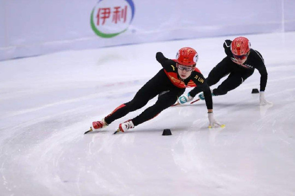 短道3000米接力中國女隊(duì)摘銅 中國短道速滑姑娘們跳上領(lǐng)獎(jiǎng)臺