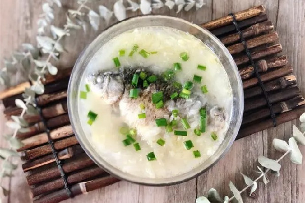 鯽魚湯和豬蹄湯哪個(gè)下奶效果好 鯽魚湯的營(yíng)養(yǎng)在肉里還是在湯里