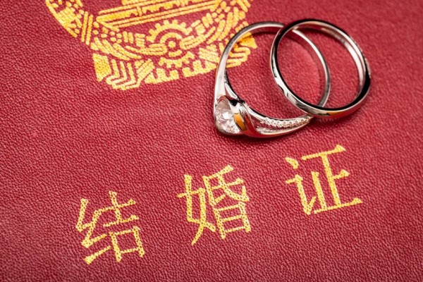 新娘坐婚車內(nèi)臨出發(fā)時仍在談生意 結(jié)婚有什么流程