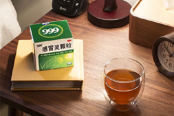 999感冒靈顆粒和布洛芬能一起吃嗎 999感冒靈顆粒可以和阿莫西林膠囊一起吃嗎