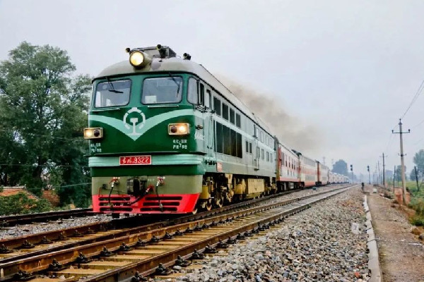 男子帶小狗回家過(guò)年在火車上打地鋪 火車要提前多久進(jìn)檢票口