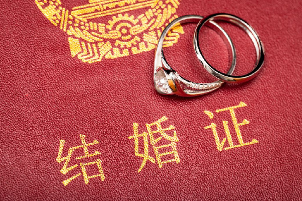 民政局開工男子拍到僅兩對新人結(jié)婚 為什么結(jié)婚的人越來越少