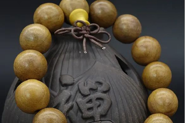 金絲楠木手串的功效與作用 金絲楠木手串可以辟邪嗎