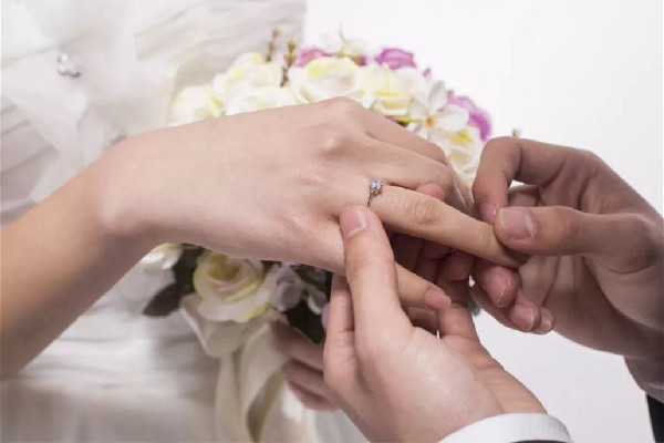 代表稱不要隨意給未婚女性扣帽子 女性結(jié)婚要注意的問題